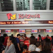 チケット売り場は、空港のチェックインカウンターのようです。