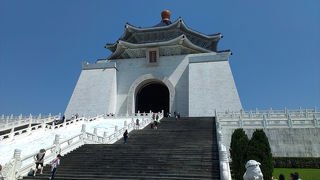 門が改修中(2015.4)