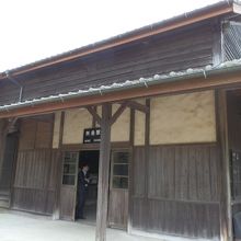 矢岳駅の駅舎です。素朴な駅でした。