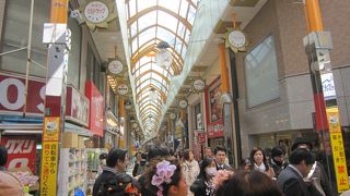 いつも賑わう大きなアーケード商店街