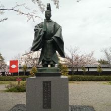 門をくぐると溝口秀勝像