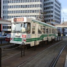 赤Ａ系列の健軍町行きの市電が来ました。