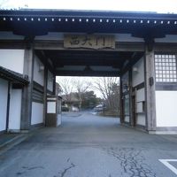 この門から庭が続きます