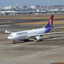 この美しい機体が近づくと一斉にシャッターが切られます。