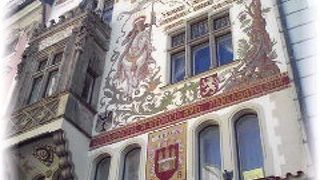 旧市街広場に建っています