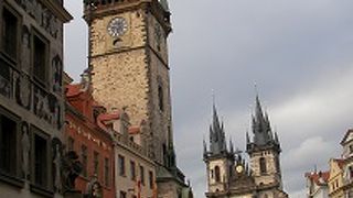 旧市庁舎の並びに建っています