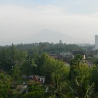 レストランからの眺望。うっすらですがムラピ山が正面に。