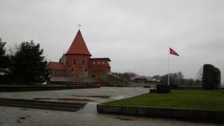 旧市街のネリム川のそばにあるお城の跡で、ドイツ騎士団の侵略を防ぐために造られたそうです。