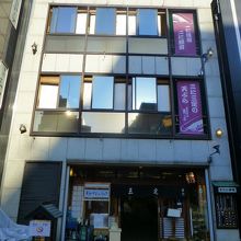 雷門側面の新館