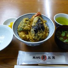 巨大なナスが載った天丼