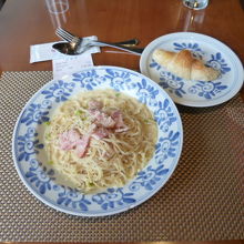 カルボナーラ、クロワッサン付きで４２元。