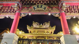 中華街の中心にある商売繁盛の守り神かな。