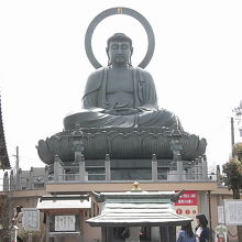 正午頃は後光が射すように見えます