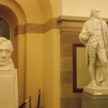 議員の像、肖像画などが展示されている。