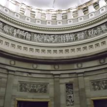 ドーム部分にアメリカの歴史のイベントが描かれている。