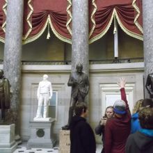 ドームの下は議員の像、アメリカの歴史的イベントの絵画など