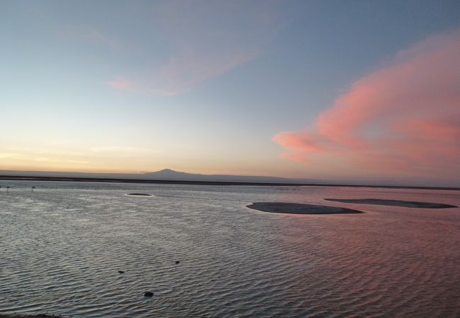 標高2300ｍの広大な塩湖