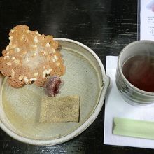 とちの実せんべいと黒柿と抹茶わらびもちと番茶