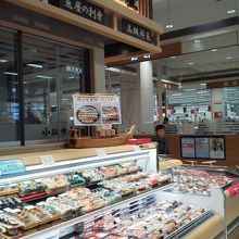 イートイン，会計はこの陰にあります．