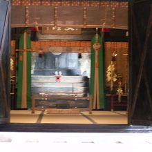 拝殿の正面から撮影。