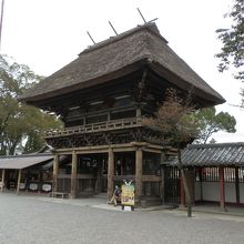 桃山様式の楼門。圧倒的な存在感。