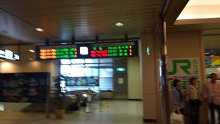 空港の真下にあります。