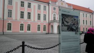 代々のタリンの支配者が住んだお城で、その南側を守るのが「のっぽのヘルマン」と呼ばれる塔です。