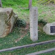 芝桜の咲く公園内にあります
