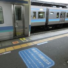 見慣れない色の車両、奥は大月行き