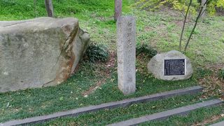 芝桜の咲く公園内にあります