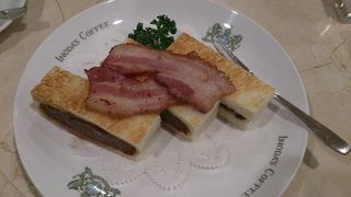 老舗珈琲店で食べるビフカツサンド