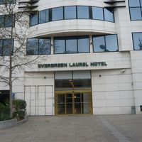 この裏口を出て右を見ると　メトロの駅が見えます　徒歩1〜2分