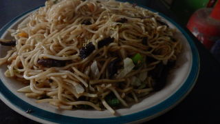 バスターミナルの近くの食堂