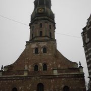 ラトビアの首都リガにある歴史地区の旧市街にある教会で、７２ｍまで上れる高い塔があります。