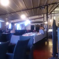 屋上のテラスでのビュッフェスタイル朝食。パンうまし。