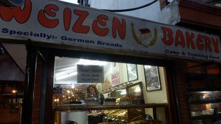 夜８時半からパンは半額、ケーキは25%オフ