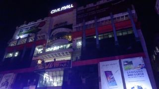 映画館やボーリング場もある