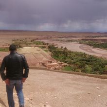 てっぺんから眺めたところ。ワルザザート方面は雨・・・