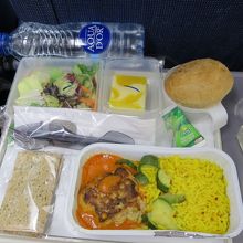 機内食です・・奥のペットボトルは、無料の水で各席１本です！