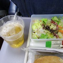 買い込んだビールを飲んでいます！！