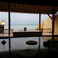 板の間の手前に広い和室と控えの間があります