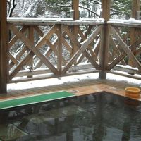 渓谷のすぐ崖上の露天風呂