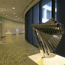 通路がカーブしているのは