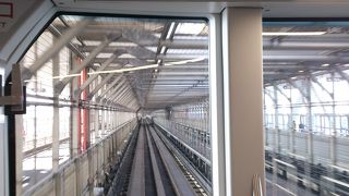 お台場をつなぐ橋です