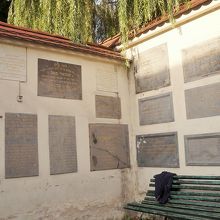 入口の壁。ホロコースト関連のタブレットが沢山