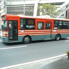 昔ながらの色合いのバスです。