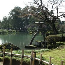 霞ヶ池と徽軫灯籠