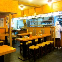 店内はそんなに広くないです