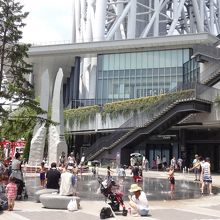 噴水では子供たちの歓声と水しぶき