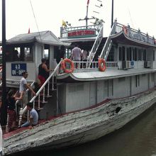 ちょっとボロ船だがほとんど客は欧州人で品質は問題なかった。